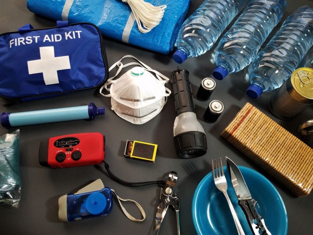 Noodpakket met water, EHBO, radio en andere noodvoorzieningen